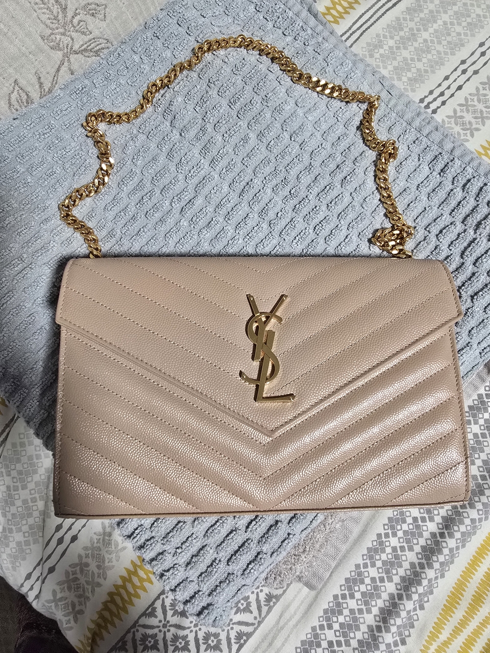 Saint Laurent Beige Quilted Leather Envelope Shoulder Bag with Gold Hardware - Picture 3 of 7